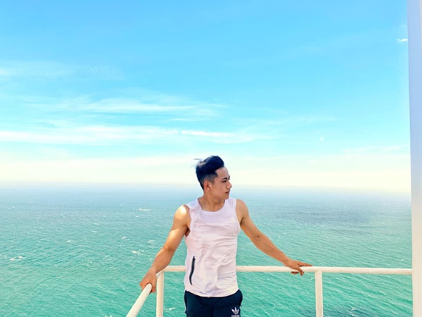 Thầy giáo trẻ sinh năm 1997 ở Đà Lạt gây sốt với body 6 múi cuồn cuộn: Đẹp trai, cơ bắp thế này ai mà chẳng thích đi học!-12