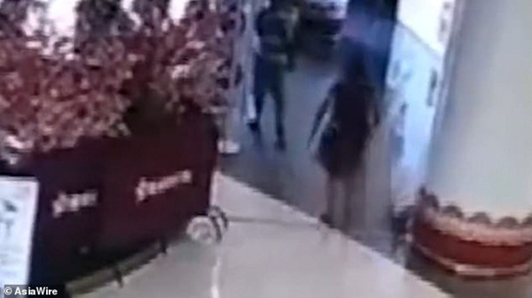 Đi mua sắm cùng bà, bé gái 1 tuổi bị người lạ đá bay như túi rác, dân mạng phẫn nộ đòi tìm cho ra tên côn đồ-3