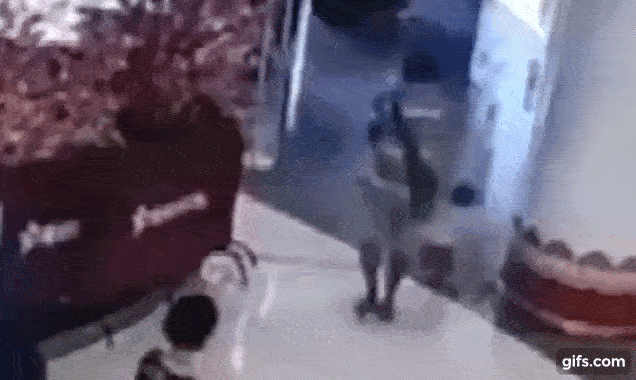 Đi mua sắm cùng bà, bé gái 1 tuổi bị người lạ đá bay như túi rác, dân mạng phẫn nộ đòi tìm cho ra tên côn đồ-1