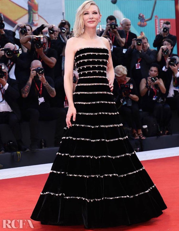 Sao nữ Nhật Bản mặc váy không nội y trên thảm đỏ LHP Venice-4