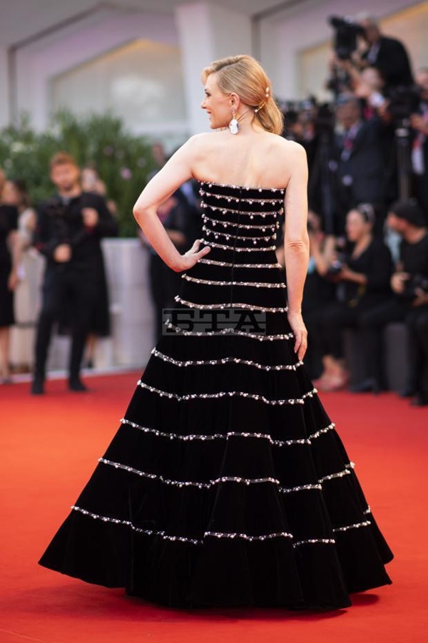 Sao nữ Nhật Bản mặc váy không nội y trên thảm đỏ LHP Venice-5