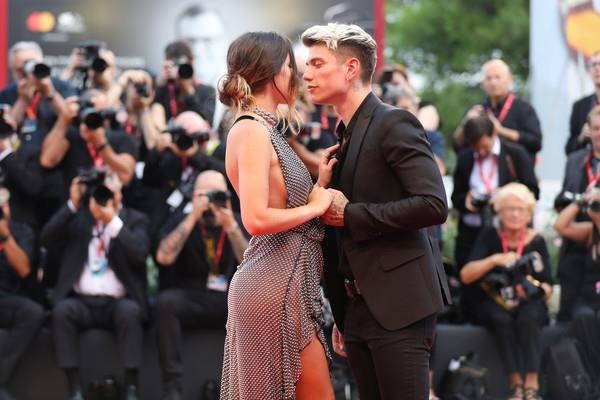 Sao nữ Nhật Bản mặc váy không nội y trên thảm đỏ LHP Venice-8