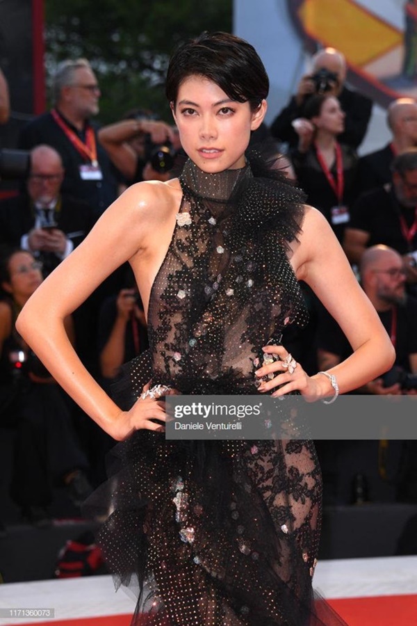 Sao nữ Nhật Bản mặc váy không nội y trên thảm đỏ LHP Venice-1