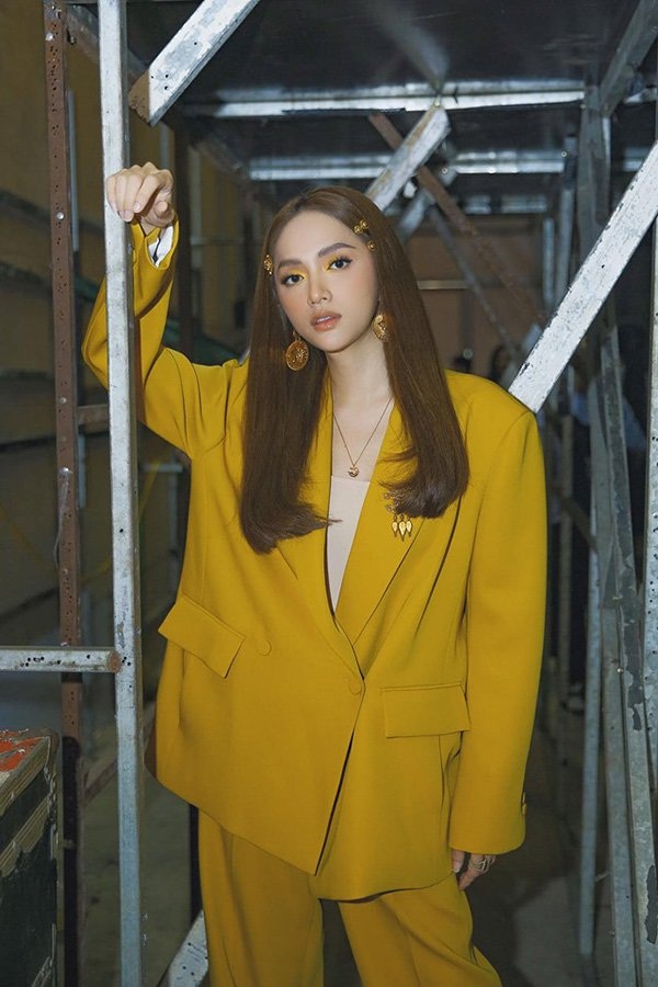 Để ý mới thấy, đến Hương Giang và Đặng Thu Thảo đều chọn cách này để hack dáng-6