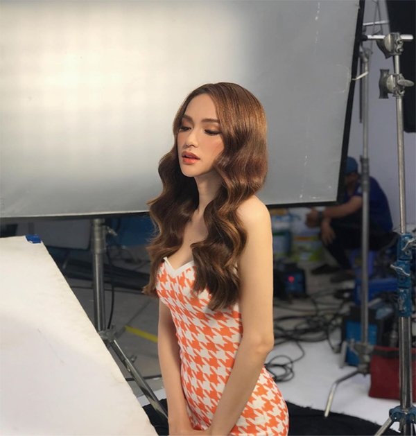 Để ý mới thấy, đến Hương Giang và Đặng Thu Thảo đều chọn cách này để hack dáng-7