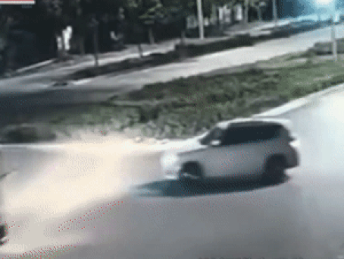 Sang đường thiếu quan sát, xe khách suýt gây tai nạn nguy hiểm-1