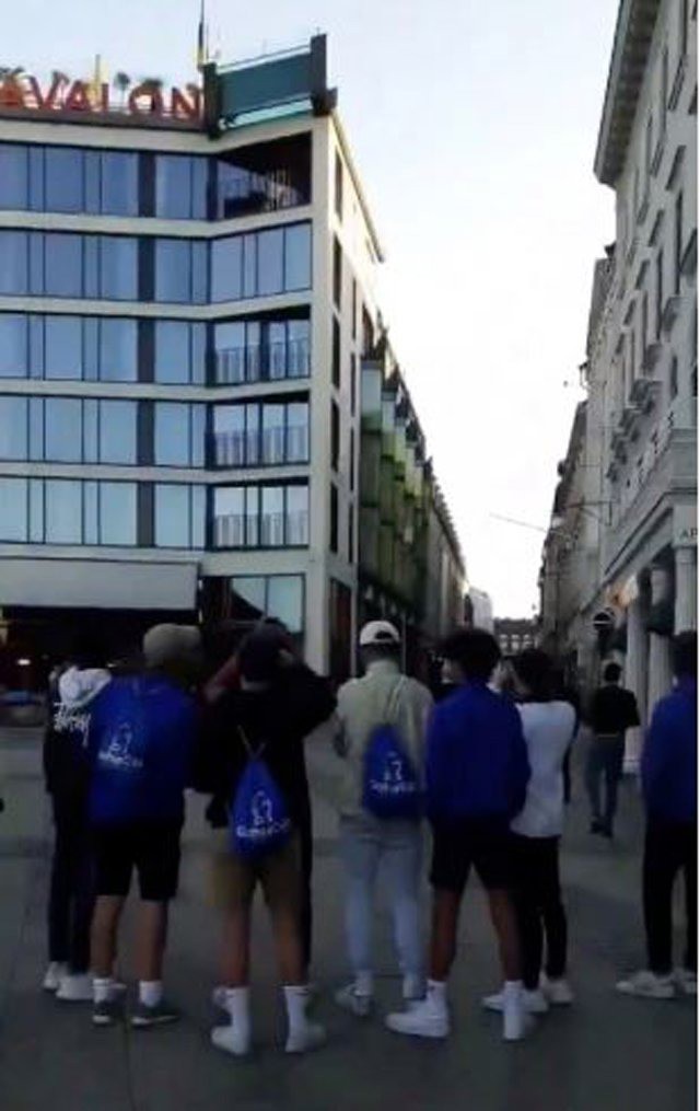 Cặp đôi mây mưa ngay bể bơi tầng thượng ốp kính trong suốt khiến người đi đường đỏ mặt-2