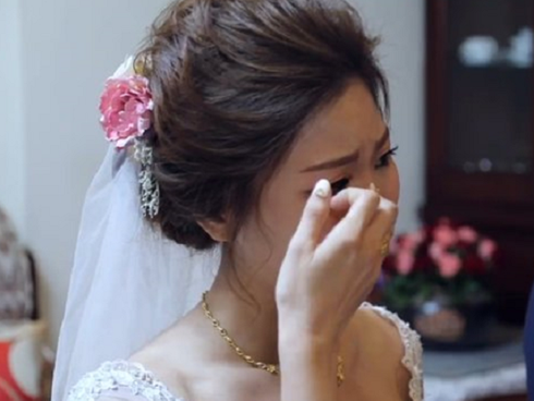 Ngày ra mắt, họ nhà trai mỉa cô dâu mấy đời bánh đúc có xương, mẹ kế đĩnh đạc đáp 1 câu nặng gần 3 tỷ khiến ai cũng im thin thít-3