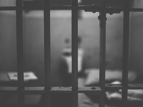 Thầy giáo đứng ở cổng trường, dùng khăn tẩy trang cho nữ sinh thì mới cho vào lớp-3