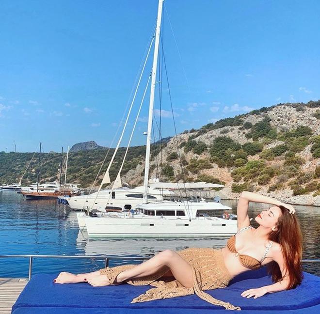 Phải chăng Hồ Ngọc Hà ngày càng mê mẩn cách ăn mặc khoe triệt để vòng 1?-7