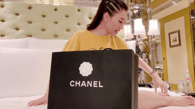 Dùng răng đập hộp chiếc túi gần 100 triệu chồng tặng: Cả showbiz chắc chỉ có mỗi Hari Won-1