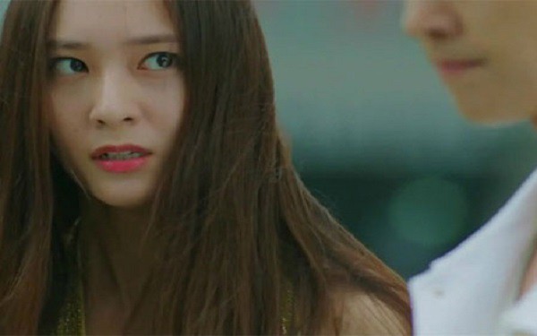 Chồng ngang nhiên đi nghe điện thoại của em gái mưa giữa bữa, quay lại thì thấy bát cơm vỡ tan tành và câu nói ngắn gọn mà sâu cay của vợ-2