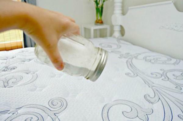 Vợ lấy baking soda rải xuống giường, chồng trẻ thấy thành quả sau 1 đêm-2