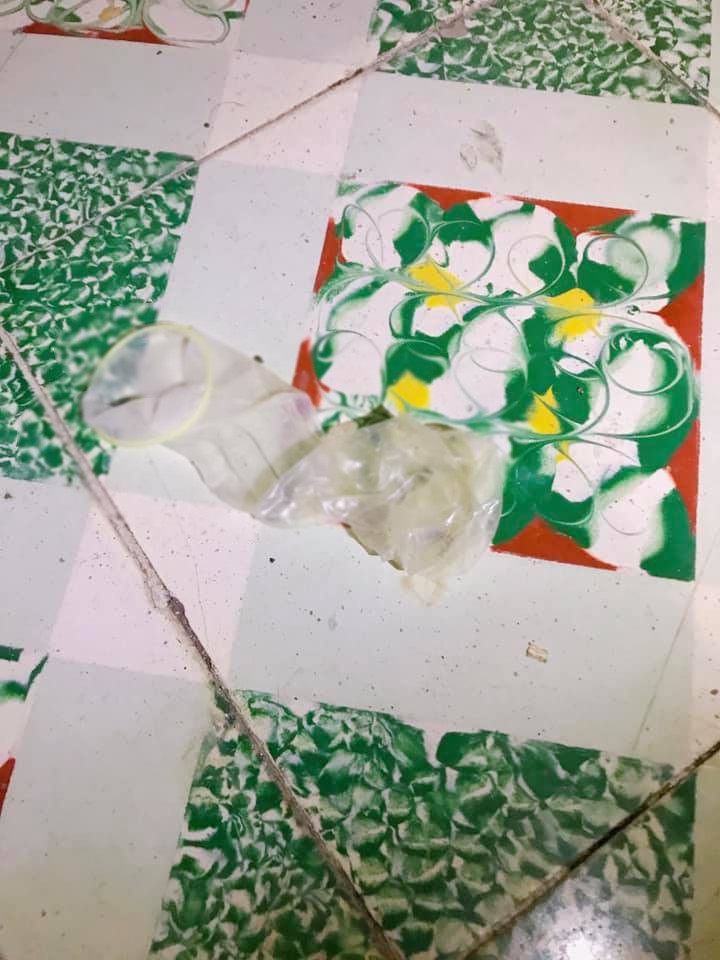 Đang đi cà phê với bạn, cô gái xám hồn phát hiện dưới chân là một chiếc... bao cao su đã qua sử dụng-1