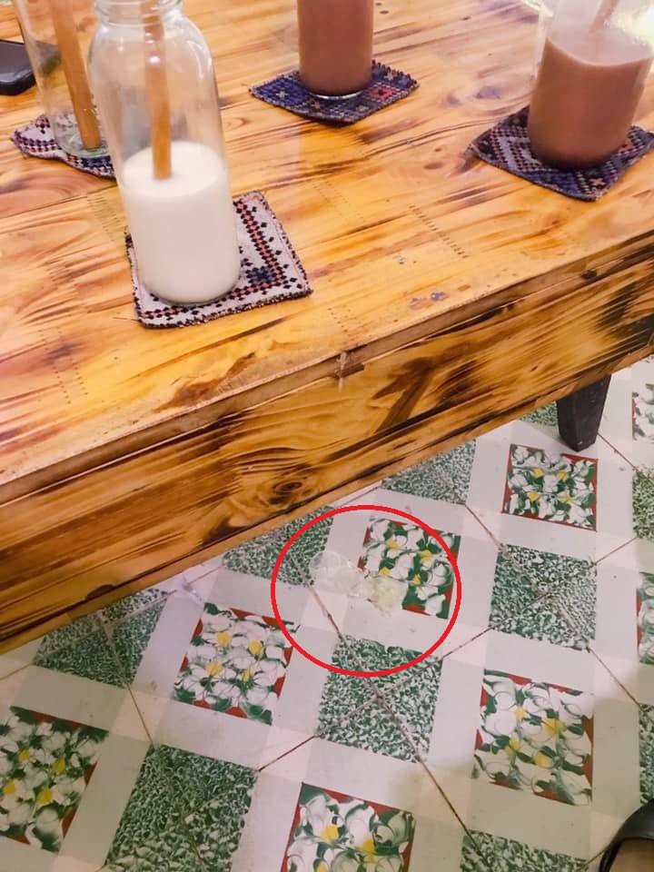 Đang đi cà phê với bạn, cô gái xám hồn phát hiện dưới chân là một chiếc... bao cao su đã qua sử dụng-2