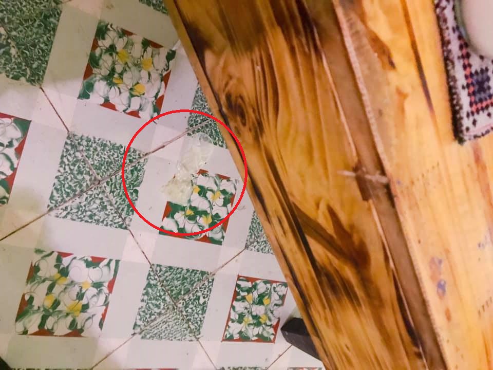 Đang đi cà phê với bạn, cô gái xám hồn phát hiện dưới chân là một chiếc... bao cao su đã qua sử dụng-3