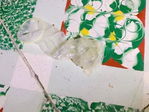 Đang đi cà phê với bạn, cô gái 'xám hồn' phát hiện dưới chân là một chiếc... bao cao su đã qua sử dụng