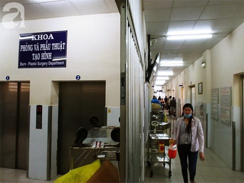 Lao vào cứu con gái 19 tuổi bị ngã vào bồn nước sôi, cả 2 cha con bỏng nặng