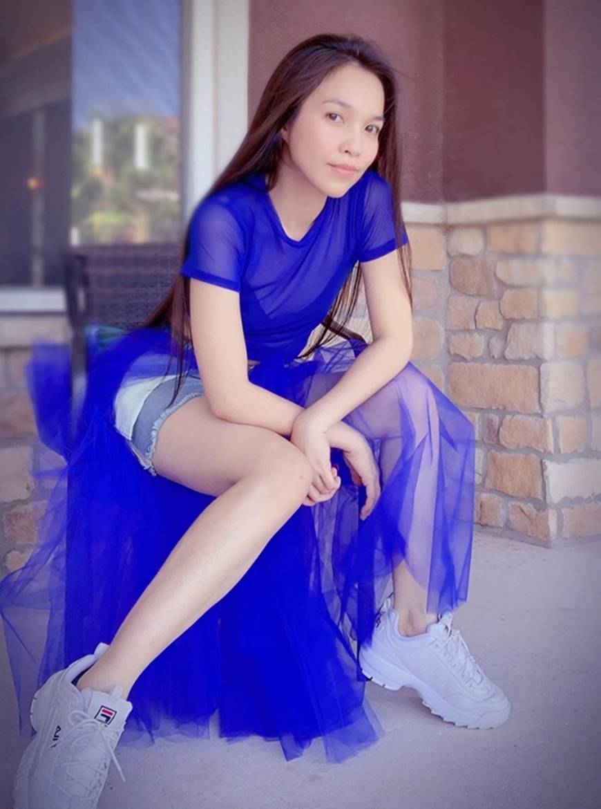 U40 Hiền Thục diện váy xanh điệu đà, khoe đôi chân dài cùng dung mạo trẻ trung hack tuổi-5