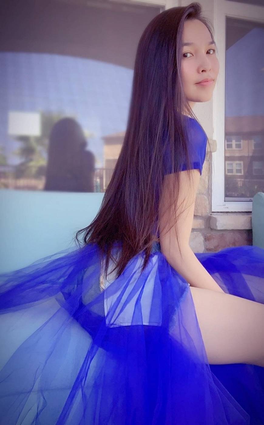 U40 Hiền Thục diện váy xanh điệu đà, khoe đôi chân dài cùng dung mạo trẻ trung hack tuổi-6