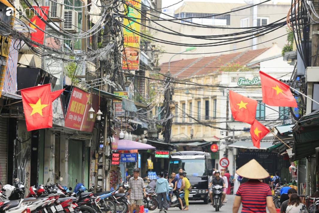 Chùm ảnh Hà Nội buổi sớm ngày Quốc khánh vắng hoe xe cộ, mọi người đổ xuống đường chụp ảnh, vui chơi-1