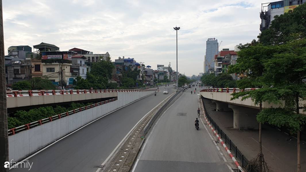 Chùm ảnh Hà Nội buổi sớm ngày Quốc khánh vắng hoe xe cộ, mọi người đổ xuống đường chụp ảnh, vui chơi-6