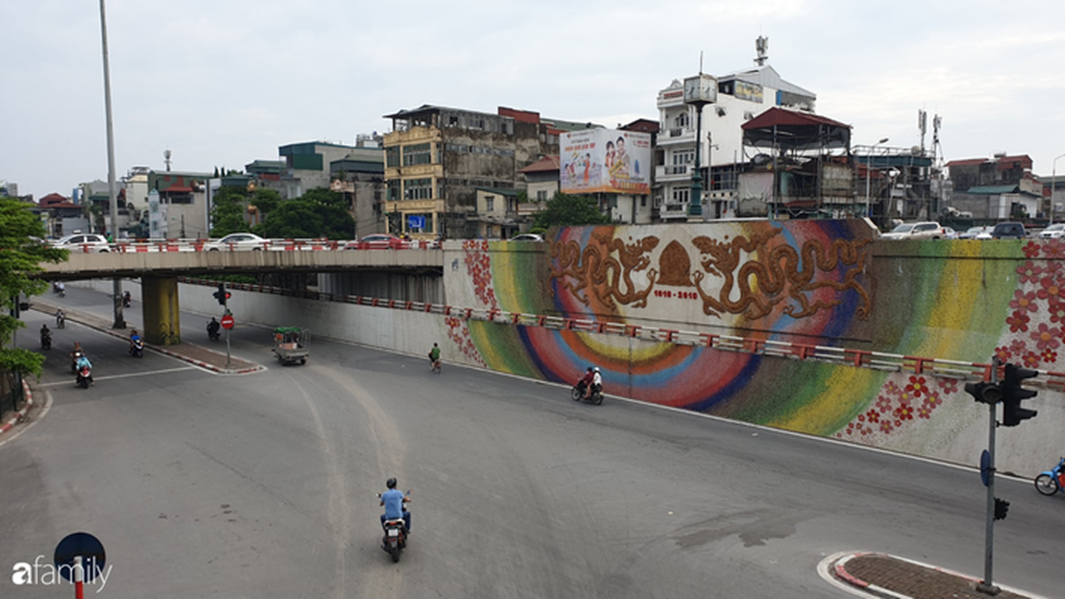 Chùm ảnh Hà Nội buổi sớm ngày Quốc khánh vắng hoe xe cộ, mọi người đổ xuống đường chụp ảnh, vui chơi-7