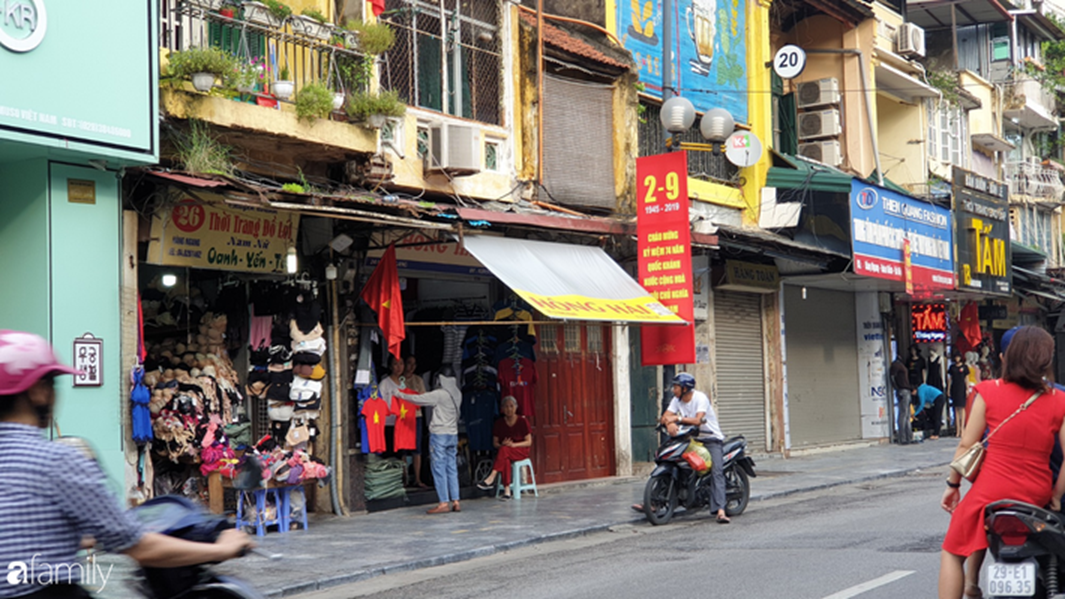 Chùm ảnh Hà Nội buổi sớm ngày Quốc khánh vắng hoe xe cộ, mọi người đổ xuống đường chụp ảnh, vui chơi-8
