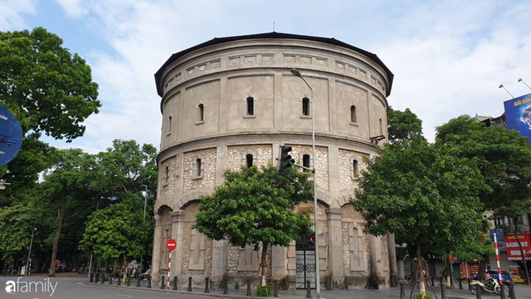 Chùm ảnh Hà Nội buổi sớm ngày Quốc khánh vắng hoe xe cộ, mọi người đổ xuống đường chụp ảnh, vui chơi-10