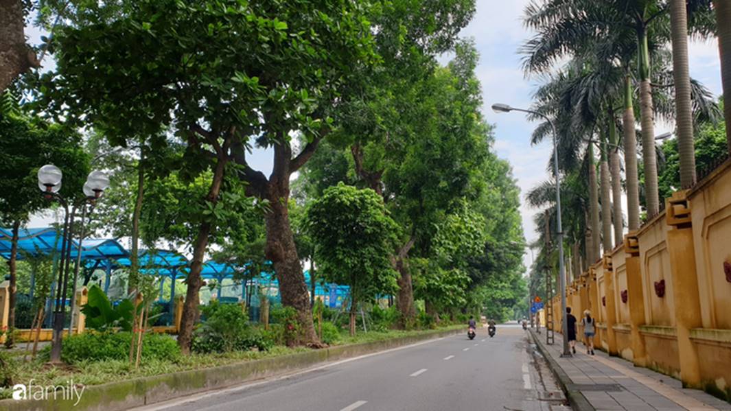 Chùm ảnh Hà Nội buổi sớm ngày Quốc khánh vắng hoe xe cộ, mọi người đổ xuống đường chụp ảnh, vui chơi-11