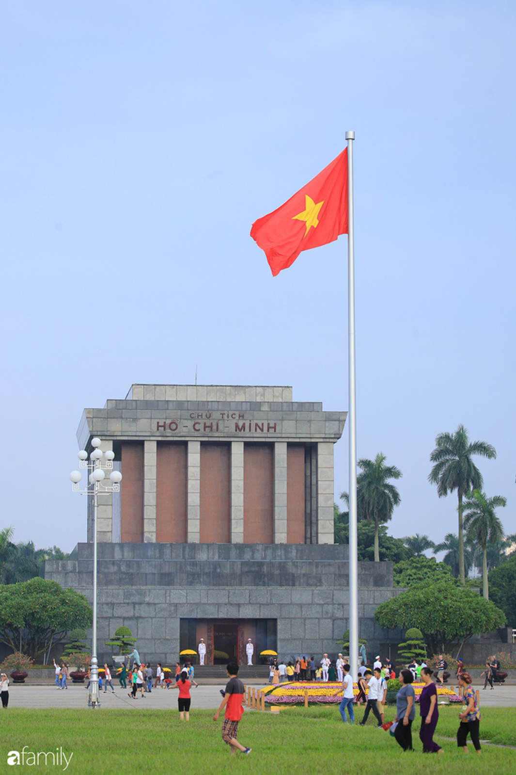 Chùm ảnh Hà Nội buổi sớm ngày Quốc khánh vắng hoe xe cộ, mọi người đổ xuống đường chụp ảnh, vui chơi-12