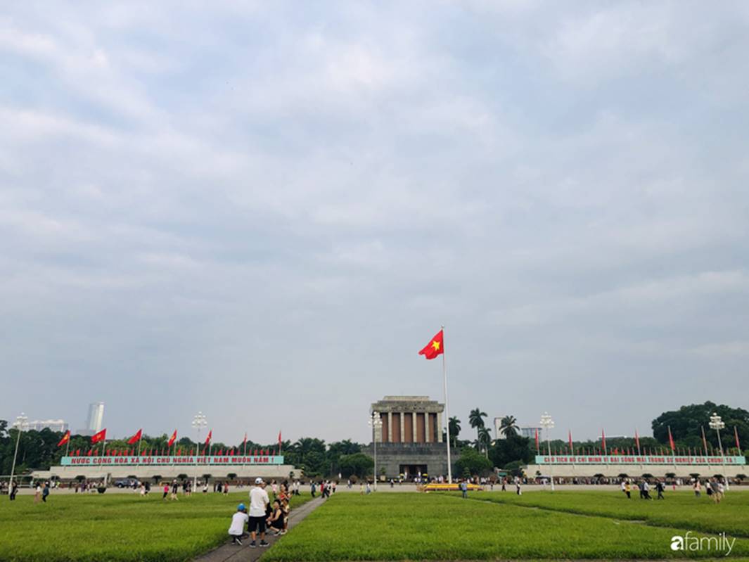 Chùm ảnh Hà Nội buổi sớm ngày Quốc khánh vắng hoe xe cộ, mọi người đổ xuống đường chụp ảnh, vui chơi-13