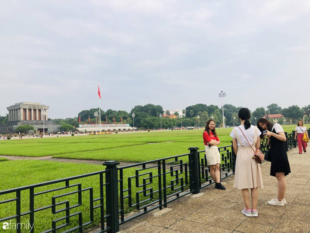 Chùm ảnh Hà Nội buổi sớm ngày Quốc khánh vắng hoe xe cộ, mọi người đổ xuống đường chụp ảnh, vui chơi-14