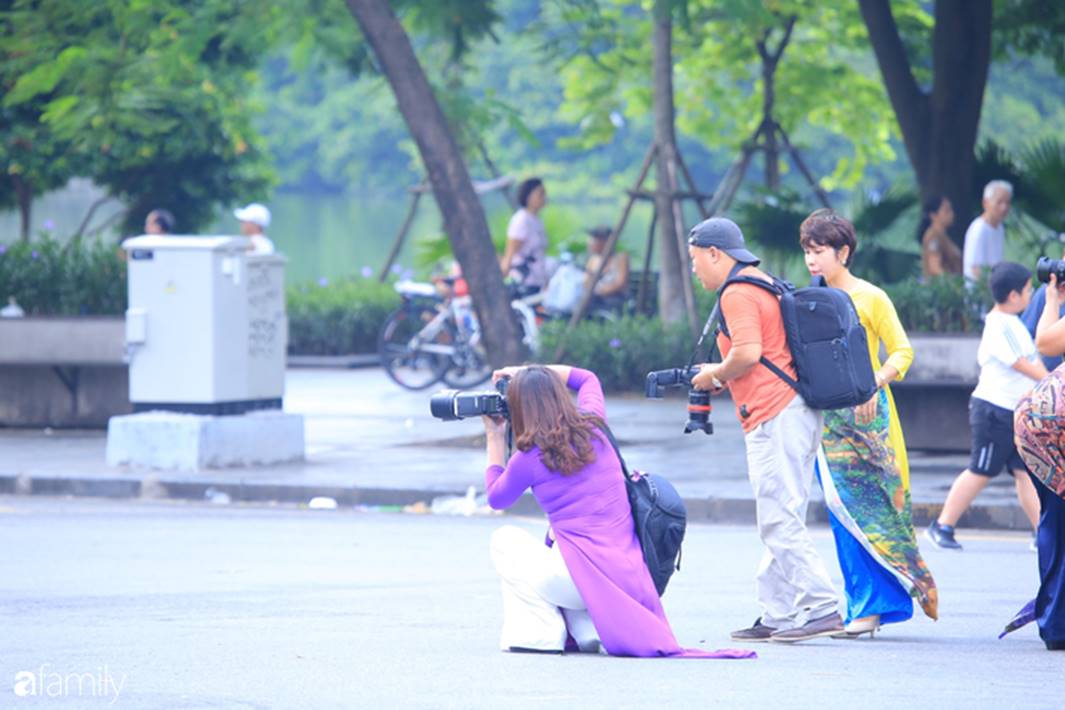 Chùm ảnh Hà Nội buổi sớm ngày Quốc khánh vắng hoe xe cộ, mọi người đổ xuống đường chụp ảnh, vui chơi-17