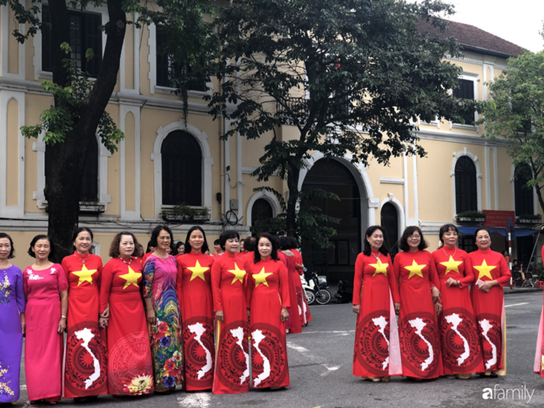 Chùm ảnh Hà Nội buổi sớm ngày Quốc khánh vắng hoe xe cộ, mọi người đổ xuống đường chụp ảnh, vui chơi-20