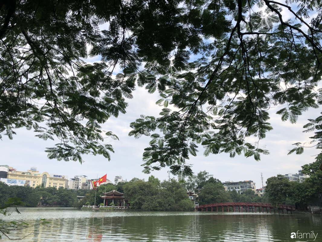 Chùm ảnh Hà Nội buổi sớm ngày Quốc khánh vắng hoe xe cộ, mọi người đổ xuống đường chụp ảnh, vui chơi-21