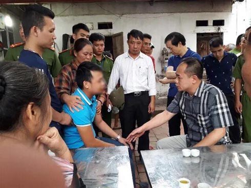 Bố bé gái 14 tháng tuổi suy sụp khi mất cả gia đình chỉ trong một đêm, người thân phải túc trực chăm sóc