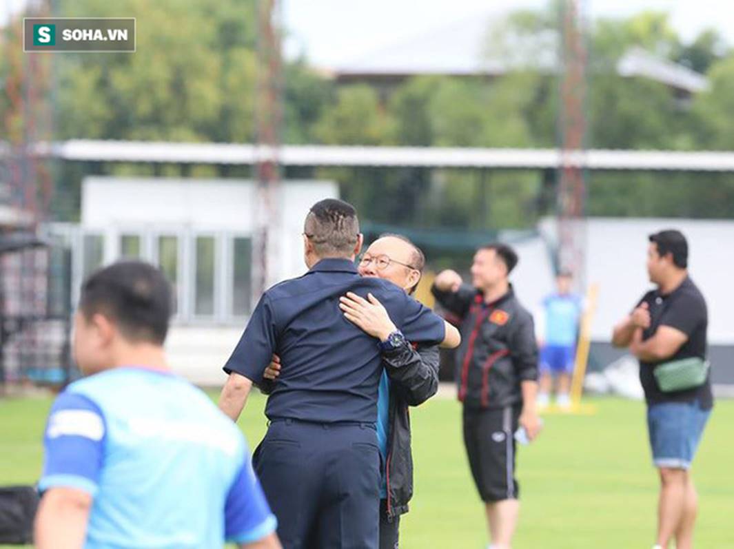 HLV Park Hang-seo đứng hình mất 5 giây trước khi ôm chầm lấy huyền thoại bóng đá Thái Lan-2