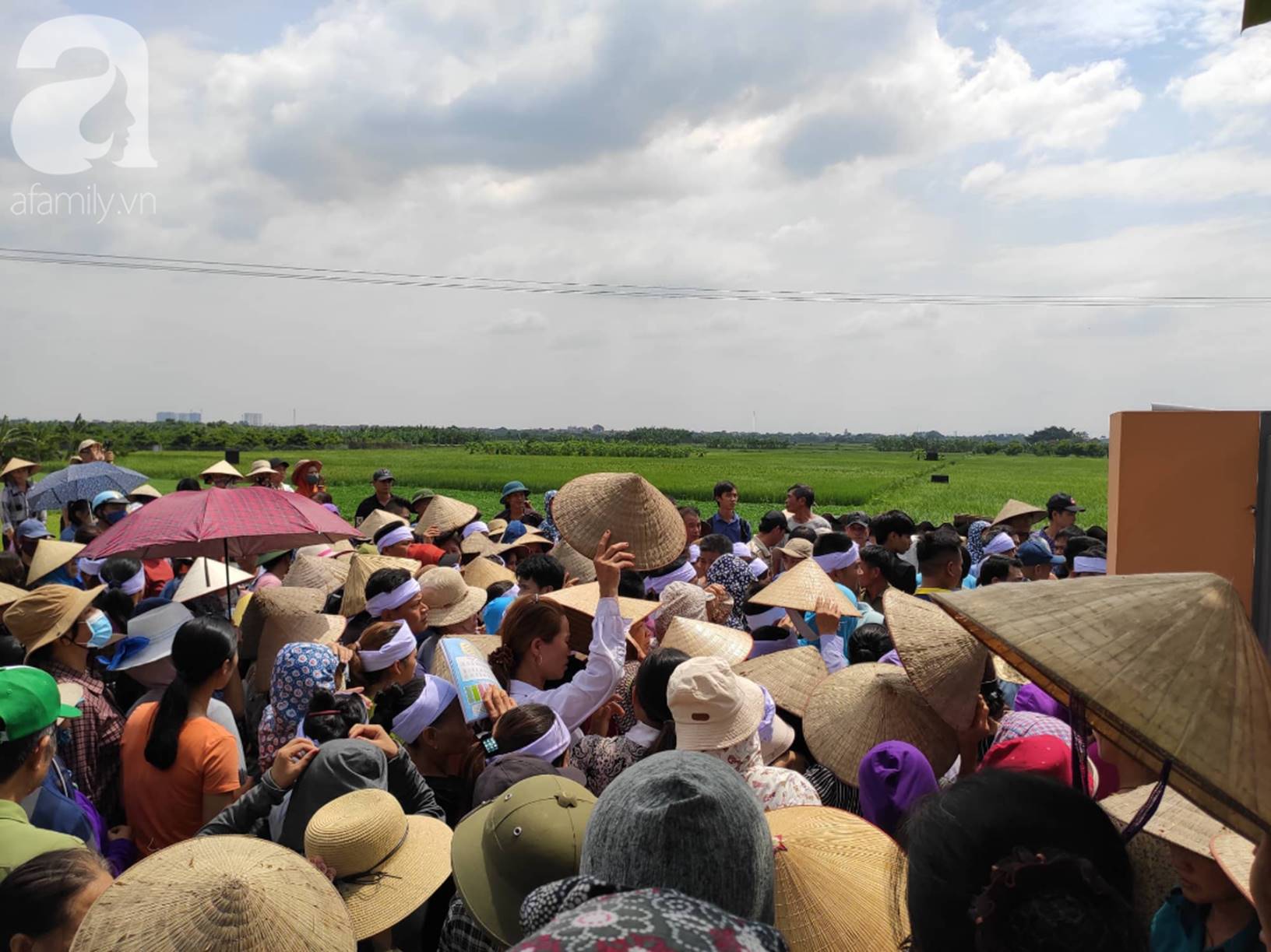 Hình ảnh đau xót: Hàng trăm người dân khóc nghẹn trong buổi tiễn biệt vợ chồng người em bị anh trai truy sát ở Đan Phượng-1