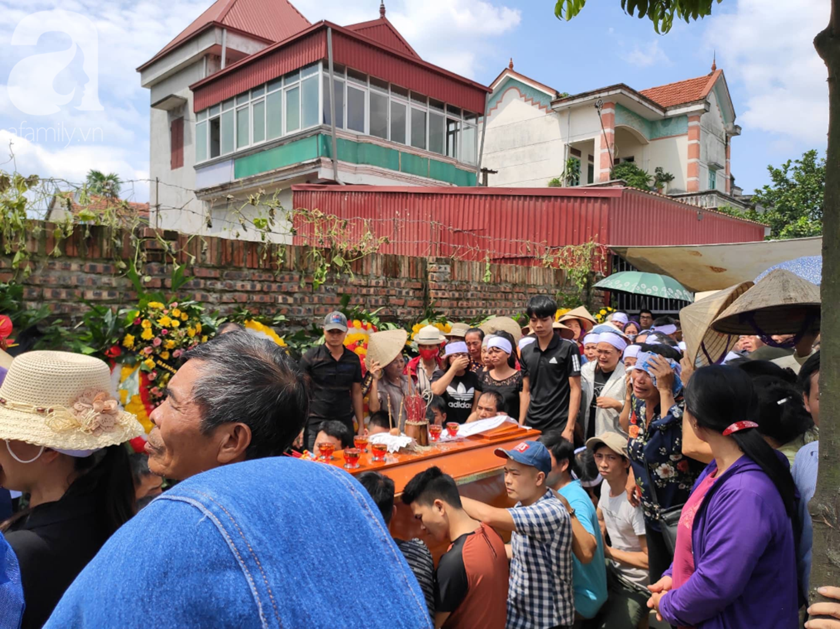 Hình ảnh đau xót: Hàng trăm người dân khóc nghẹn trong buổi tiễn biệt vợ chồng người em bị anh trai truy sát ở Đan Phượng-2