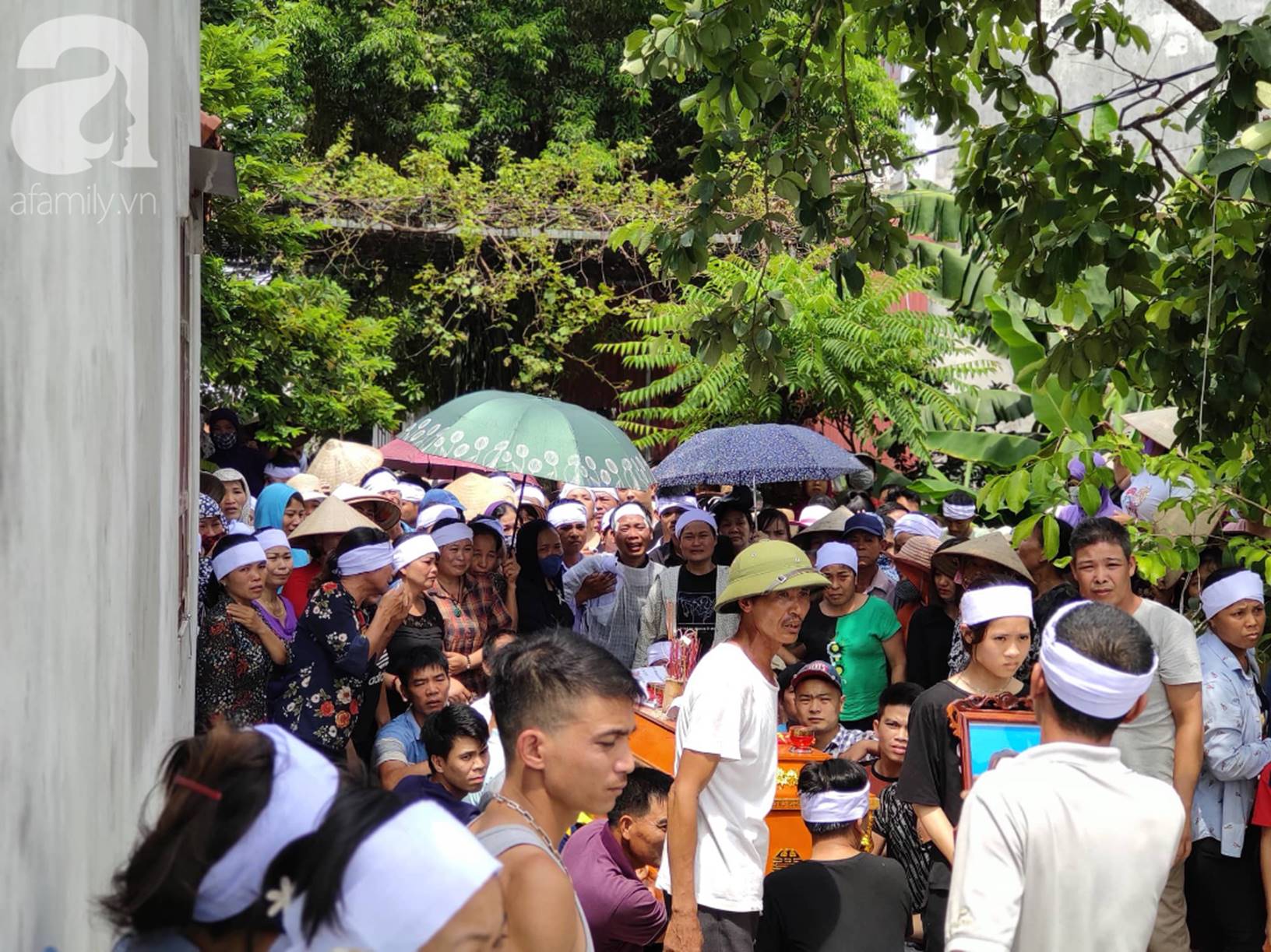 Hình ảnh đau xót: Hàng trăm người dân khóc nghẹn trong buổi tiễn biệt vợ chồng người em bị anh trai truy sát ở Đan Phượng-3