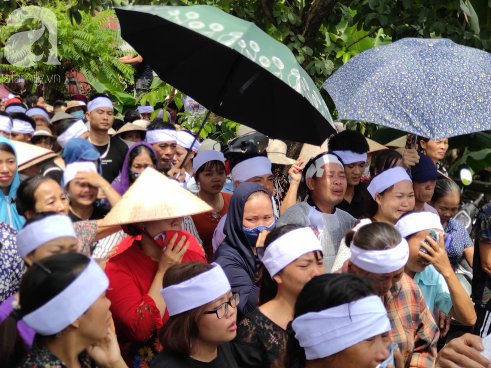 Hình ảnh đau xót: Hàng trăm người dân khóc nghẹn trong buổi tiễn biệt vợ chồng người em bị anh trai truy sát ở Đan Phượng-4