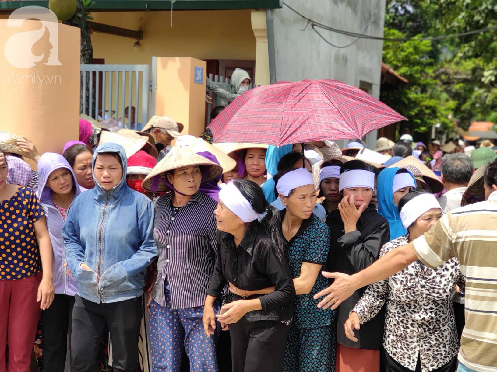 Hình ảnh đau xót: Hàng trăm người dân khóc nghẹn trong buổi tiễn biệt vợ chồng người em bị anh trai truy sát ở Đan Phượng-5