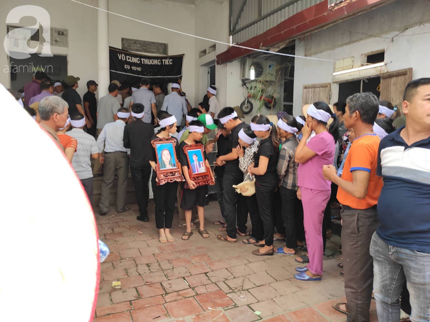 Hình ảnh đau xót: Hàng trăm người dân khóc nghẹn trong buổi tiễn biệt vợ chồng người em bị anh trai truy sát ở Đan Phượng-7