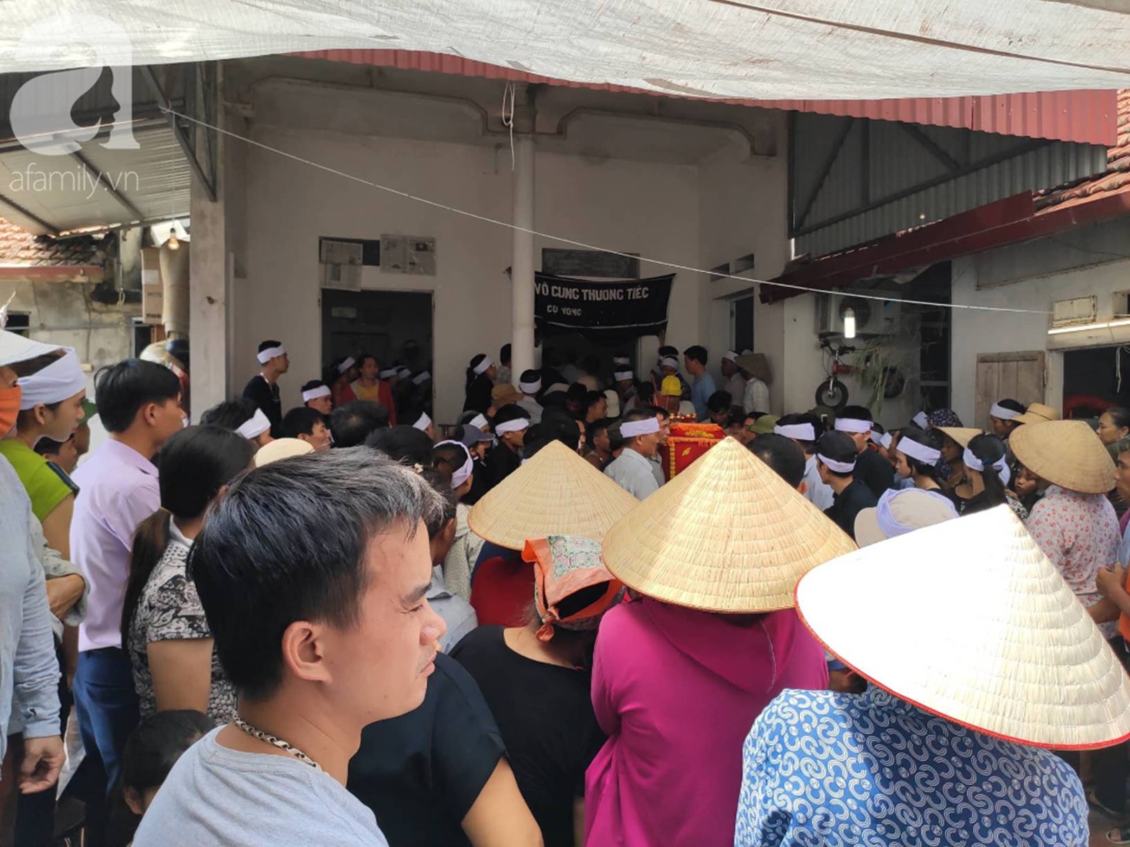 Hình ảnh đau xót: Hàng trăm người dân khóc nghẹn trong buổi tiễn biệt vợ chồng người em bị anh trai truy sát ở Đan Phượng-8