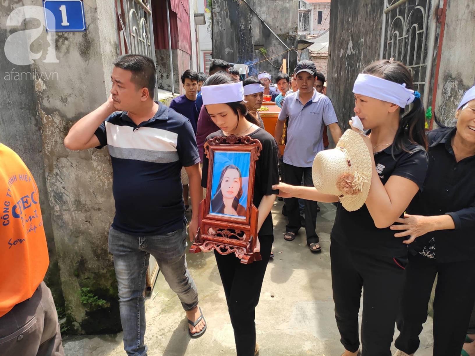 Hình ảnh đau xót: Hàng trăm người dân khóc nghẹn trong buổi tiễn biệt vợ chồng người em bị anh trai truy sát ở Đan Phượng-9