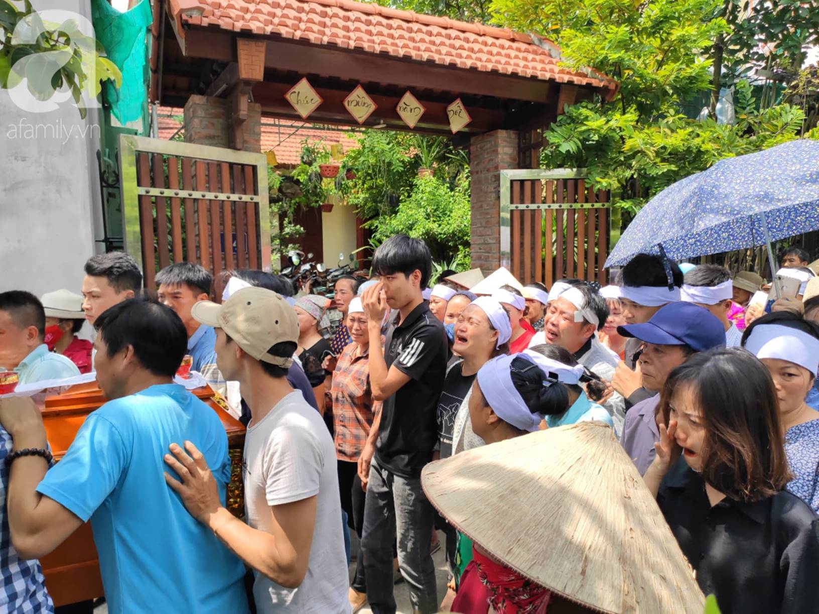 Hình ảnh đau xót: Hàng trăm người dân khóc nghẹn trong buổi tiễn biệt vợ chồng người em bị anh trai truy sát ở Đan Phượng-11