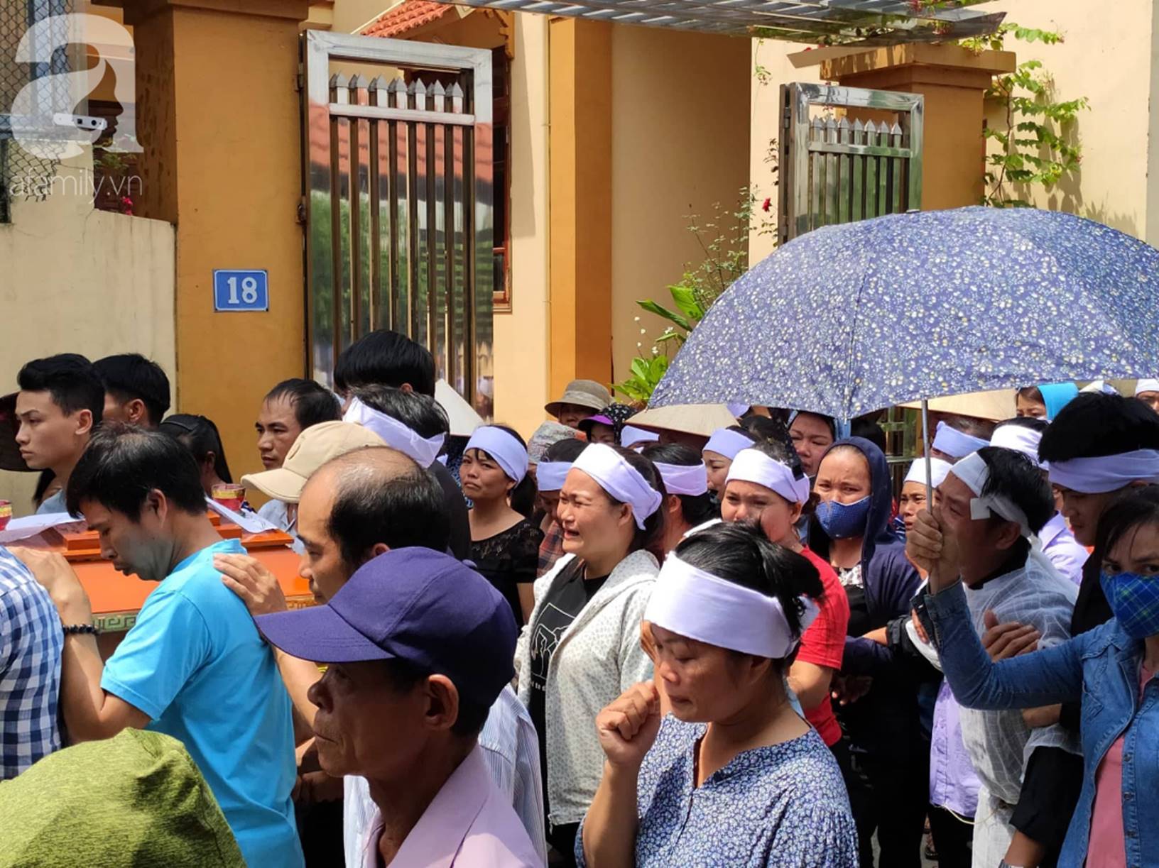 Hình ảnh đau xót: Hàng trăm người dân khóc nghẹn trong buổi tiễn biệt vợ chồng người em bị anh trai truy sát ở Đan Phượng-12