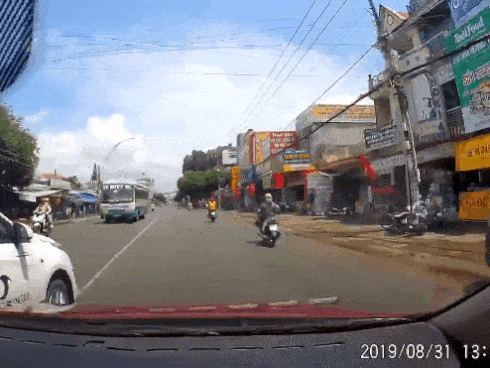 CLIP: Bị taxi ép, tài xế ô tô gây ra cú đâm kinh hoàng với 3 cô gái đi xe máy