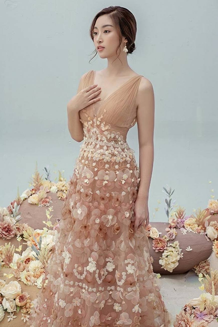 Đỗ Mỹ Linh mặc xuyên thấu, lấp ló ngực đầy-1